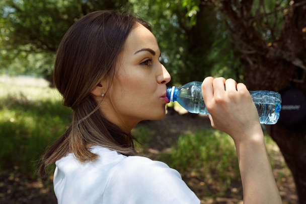 Jovem mulher bebendo água doce
 - Foto, Imagem