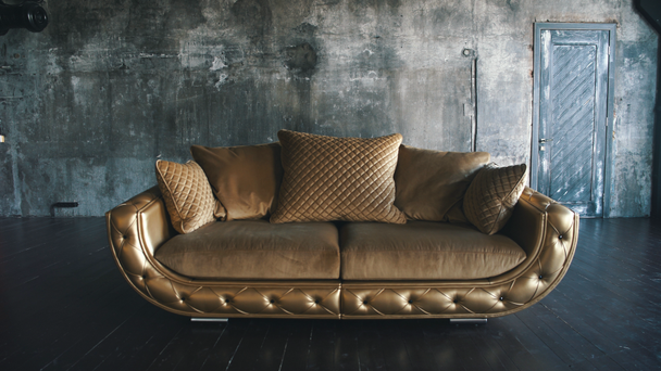 Canapé de luxe doré sur fond loft
 - Séquence, vidéo