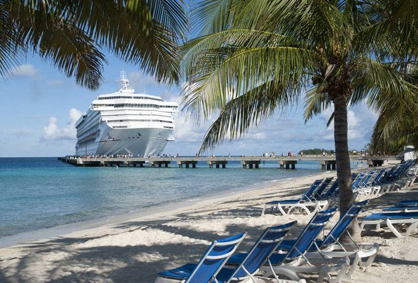 Sabah görünümü Grand Turk Island (Turks ve Caicos Adaları için geldi bir cruise liner ve hala boş plaj). - Fotoğraf, Görsel