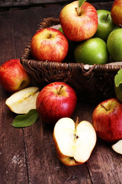 Rijpe rode appels en groene appel op houten achtergrond. - Foto, afbeelding