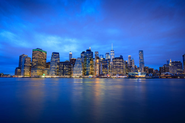 Στο κέντρο του Manhattan skyline τη νύχτα στην πόλη της Νέας Υόρκης - Φωτογραφία, εικόνα