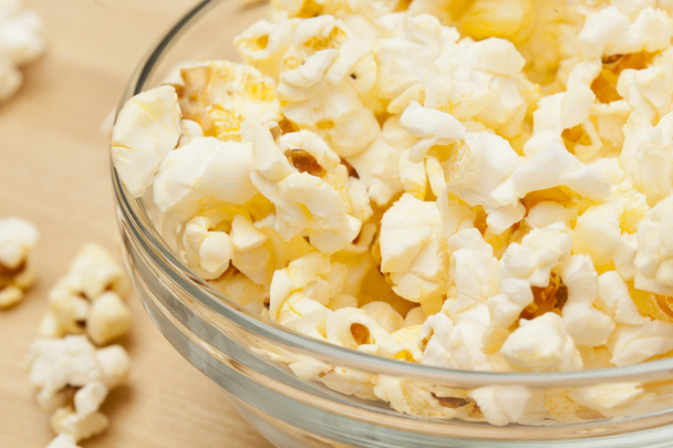 Crunchy white buttered popcorn - Фото, изображение