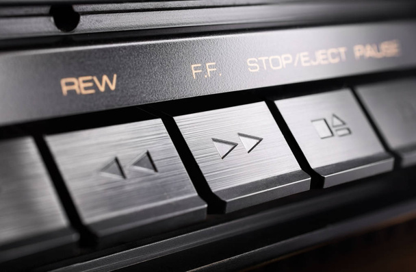Macro van een rechthoekig Fast Forward knop van een oude Stereo Hifi-audiosysteem - Foto, afbeelding