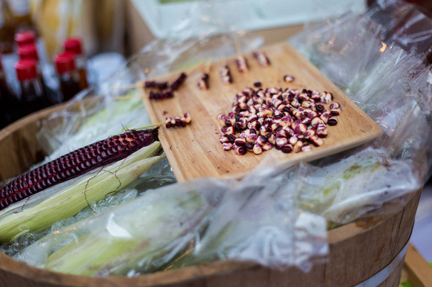 Свежая красная кукуруза на местном рынке в Бангкоке. Традиционные тайские свежие ингредиенты
. - Фото, изображение