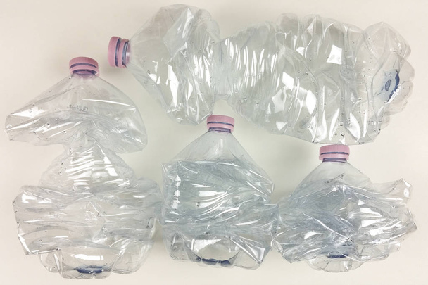 Lege plastic fles op witte achtergrond - bovenaanzicht - Foto, afbeelding