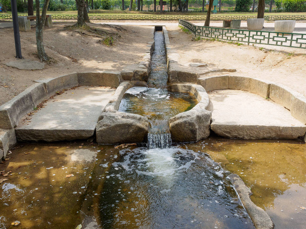 Sistema de filtro de agua tradicional en el Palacio de Donggung y Wolji Pond en Gyeongju, Corea del Sur
 - Foto, Imagen