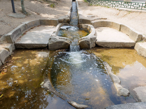 traditionelles Wasserfiltersystem am Donggung-Palast und Wolji-Teich in Gyeongju, Südkorea - Foto, Bild