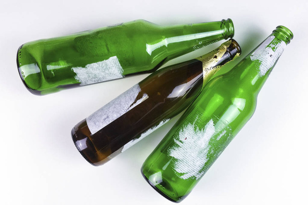 Recycling leere Glasflasche auf weißem Hintergrund - Ansicht von oben - Foto, Bild