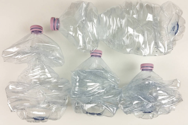leere Plastikflasche auf weißem Hintergrund - Draufsicht - Foto, Bild