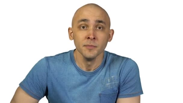 Překvapený mladý holohlavý muž na bílém pozadí - Záběry, video