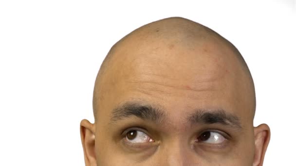 Homem careca e meio rosto no fundo branco
 - Filmagem, Vídeo