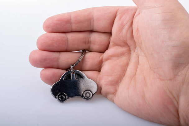koncepcja biznesu samochodowego z ikoną metalowych samochodów w dłoni - Zdjęcie, obraz