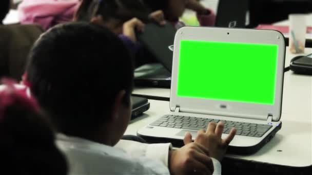 Student die werkt met een computer met groen scherm. Klaar om groen scherm te vervangen door elk beeld of beeld dat u wilt. U dit doen met het effect keying (chroma key) in Adobe After Effects of andere videobewerkingssoftware.  - Video