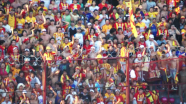 Menigte van wazig mensen in voetbalstadion In Argentinië. - Video