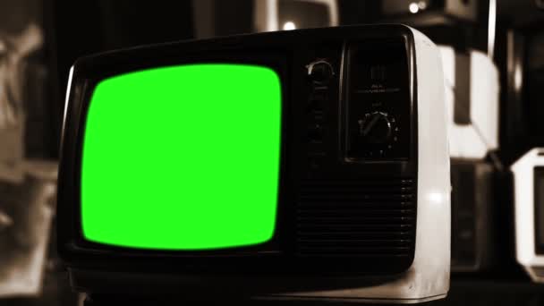 Vecchio schermo verde Tv con molti TV. Seppia Tone. Pronto a sostituire lo schermo verde con qualsiasi filmato o immagine che desideri. Puoi farlo con l'effetto Keying (Chroma Key) in Adobe After Effects o altri software di editing video
.  - Filmati, video