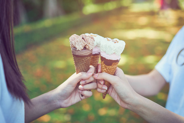 Naiset käsi pitämällä jäätelöä törmätä ja onnellinen. rentoutumisaika
. - Valokuva, kuva