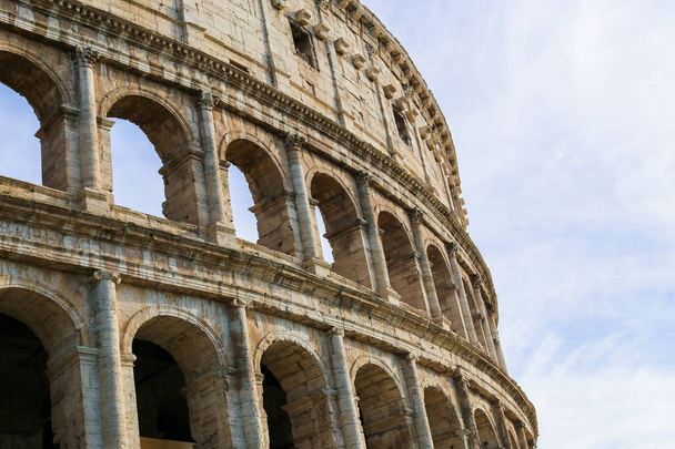 Coliseo de primer plano en Roma con el cielo azul de fondo, Italia
. - Foto, imagen