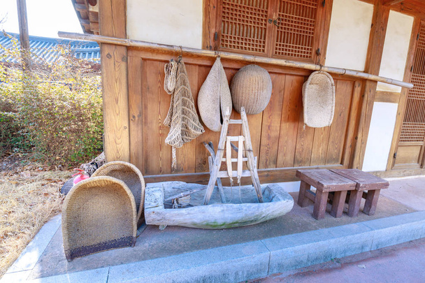 Традиційна кухня ремесел корейський будинок в Кімхе hanok досвід зал - Фото, зображення