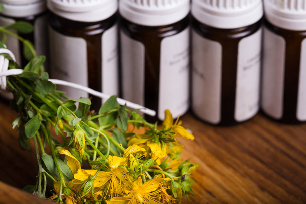 Homeopathie - Een homeopathisch concept met homeopathische geneeskunde - Foto, afbeelding