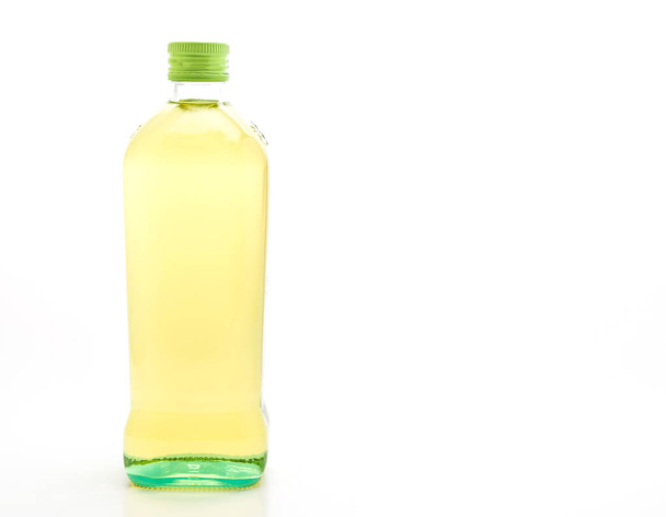 olivy, olej láhev izolované na bílém pozadí - Fotografie, Obrázek