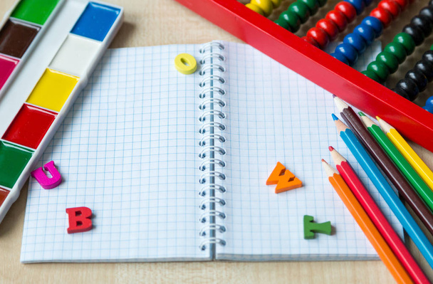 abaque coloré, crayons, horloge, tableau sur le fond en bois. Éducation, concept de retour à l'école
   - Photo, image