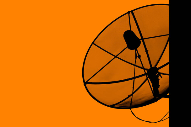 Antenne parabolique pour la communication diffusée sur le toit avec coucher de soleil, crépuscule, fond orange silhouette, lumière effet, avec espace de copie
. - Photo, image