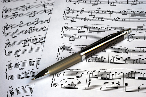 Un stylo sur les feuilles de musique
 - Photo, image