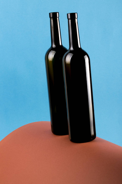 abstraktes Stillleben mit Farbhintergrund und zwei Glasflaschen - Foto, Bild