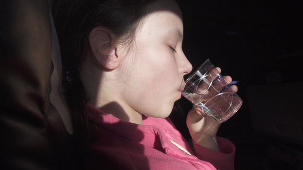悲しい十代の女の子がビデオ映像素材集を旅行中飛行機の機内で病気から水を飲む - 映像、動画