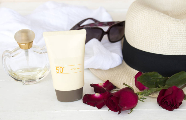 natuurlijke cosmetica voor huid gezicht zonnebrand spf 50 van vrouw met toebehoren voor de levensstijl vrouw ontspannen - Foto, afbeelding
