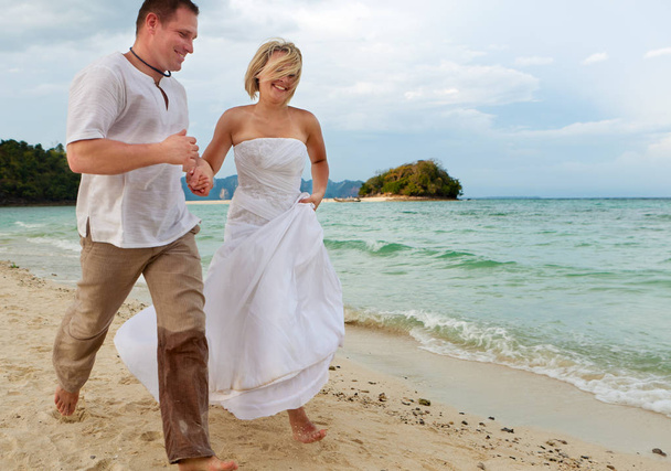 Verliebte Paare laufen am Strand, Flitterwochen am Meer - Foto, Bild