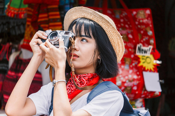 Aziatische vrouw nemen foto met camera - Foto, afbeelding