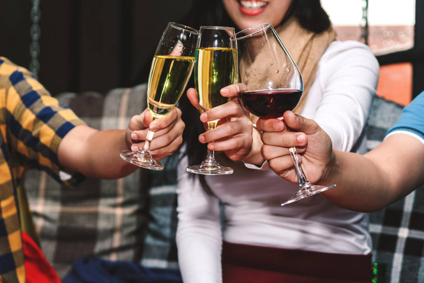 Oslava na zdraví lidé s vínem v restauraci - Fotografie, Obrázek