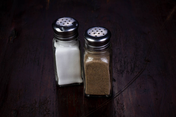 Salz und Pfeffer über Holzgrund - Foto, Bild