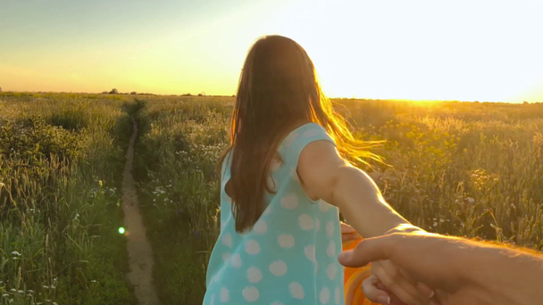 Suivez-moi - heureuse jeune femme au chapeau jaune tirant la main des gars. Main dans la main en marchant jeter un champ de blé vert au coucher du soleil. Mouvement lent
 - Séquence, vidéo