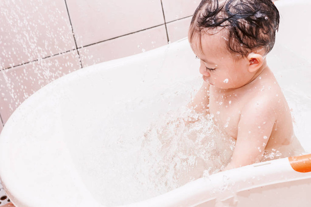 Matka mycia prysznic z dziecko w kąpieli - Zdjęcie, obraz