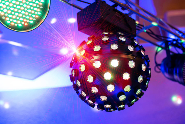 Крупним планом перегляд на барвистому диско-кулі
 - Фото, зображення