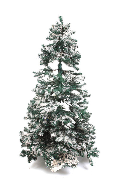 plastic kerstboom geïsoleerd op de witte achtergrond - Foto, afbeelding