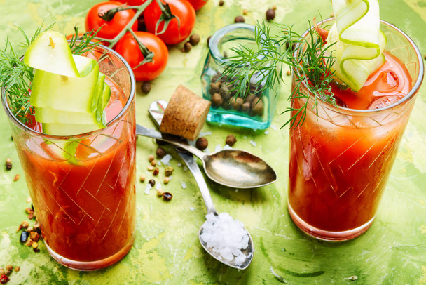 Vaso de jugo de tomate fresco y tomates frescos
 - Foto, imagen