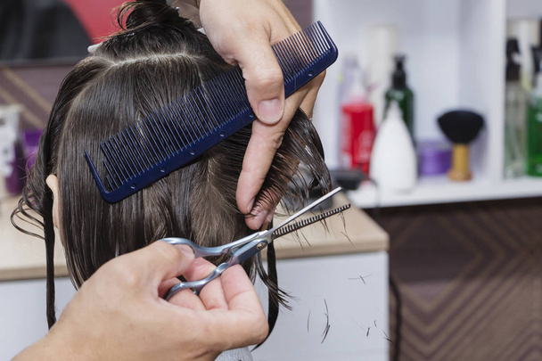 parrucchiere parrucchiere in negozio di barbiere facendo primo piano taglio di capelli
 - Foto, immagini