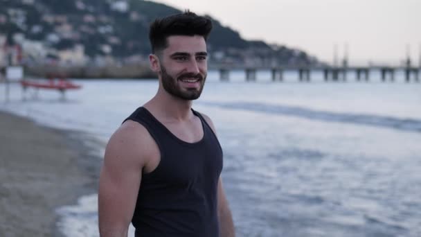 Attractive athletic young man at beach - Filmagem, Vídeo