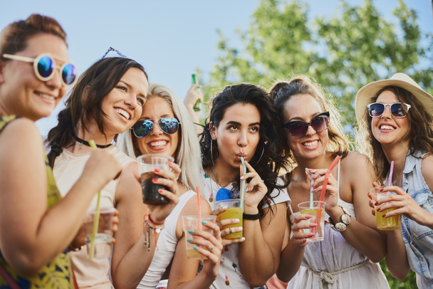 Gruppe von Freundinnen posiert und amüsiert sich auf der Outdoor-Party / dem Musikfestival  - Foto, Bild