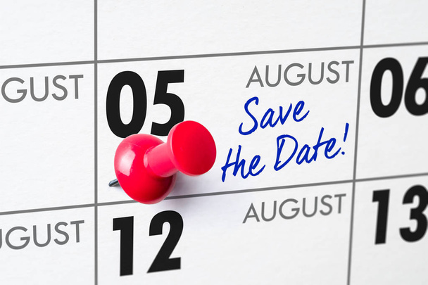 Calendario da parete con spilla rossa - 05 agosto
 - Foto, immagini