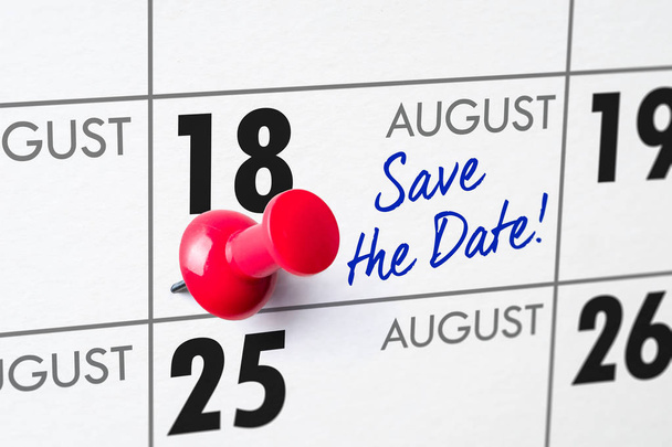 Настенный календарь с красной булавкой - 18 августа
 - Фото, изображение