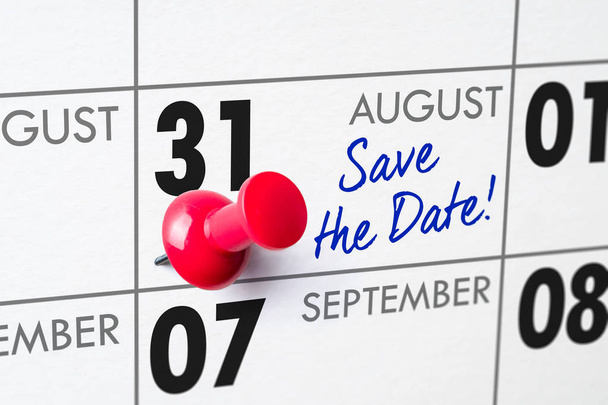 Nástěnný kalendář s červeným pin - 31. srpna - Fotografie, Obrázek