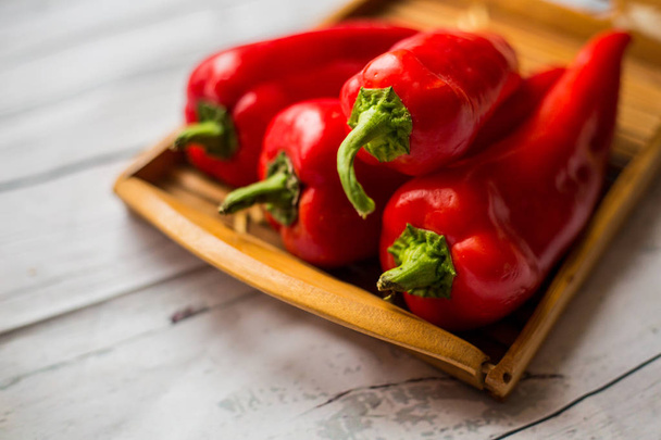 Frutos de pimenta vermelha na mesa de madeira branca
  - Foto, Imagem
