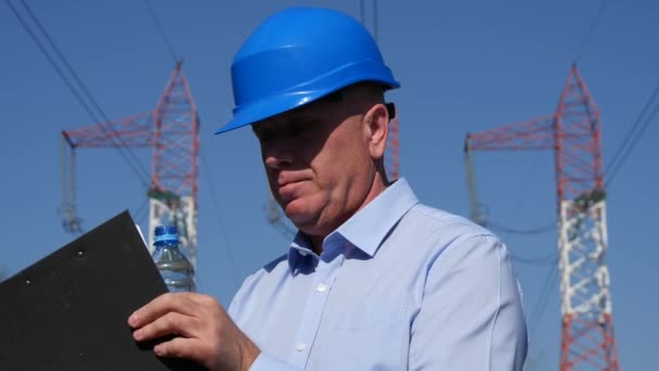 Thirsty Technical Person Working in Energy Industry Inspecting and Drink Water - Séquence, vidéo