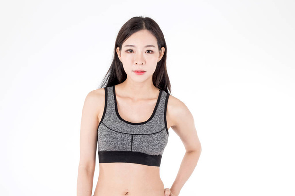 jonge fitness vrouw op witte achtergrond - Foto, afbeelding