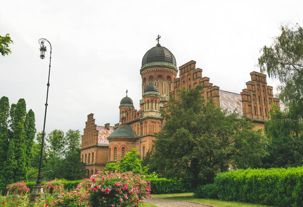 Résidence du métropolite Bucovine sur fond de jardin d'été. attraction touristique de Tchernivtsi
 - Photo, image