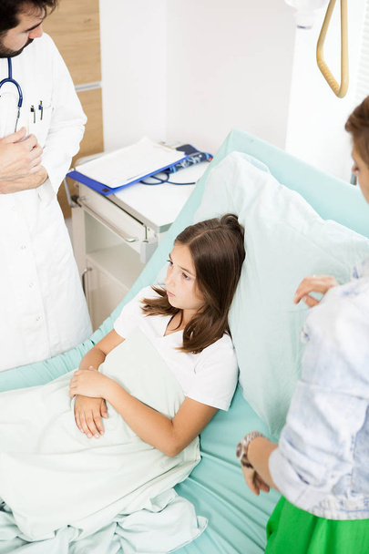 Medico visita paziente ragazza
  - Foto, immagini